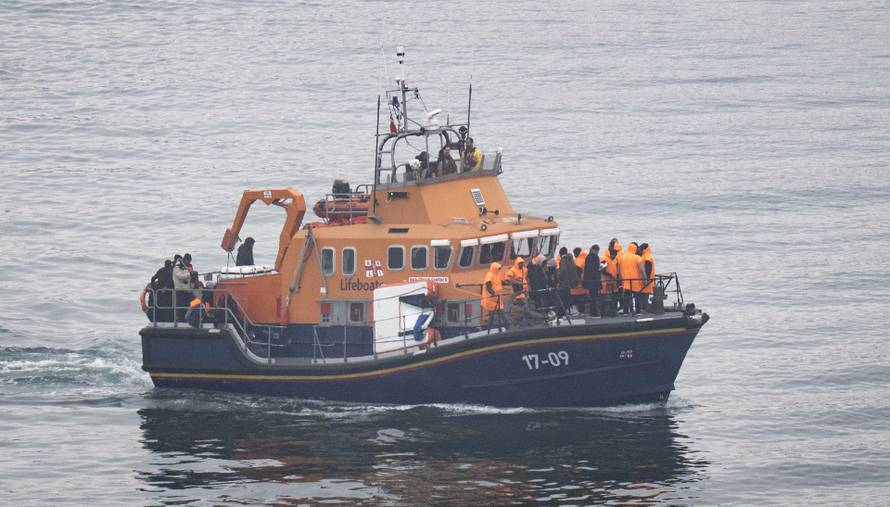 Grupa ljudi za koje se smatra da su migranti dopremljena je u Dover,