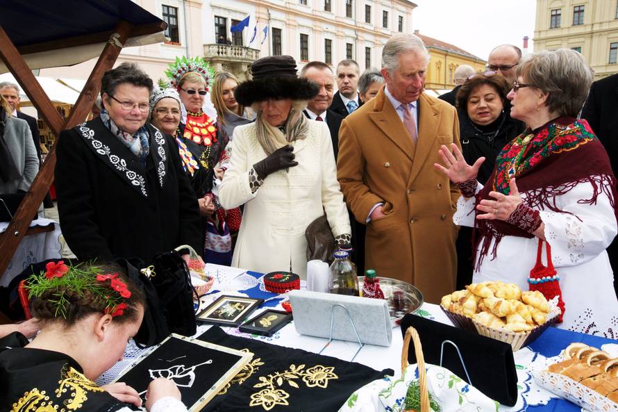 Charles i Camilla u Osijeku: Na trgu ih je dočekalo 2000 ljudi