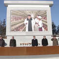 Sve nadgleda slika vođe: Ovako su u Sjevernoj Koreji proslavili otvorenje farme kokoši