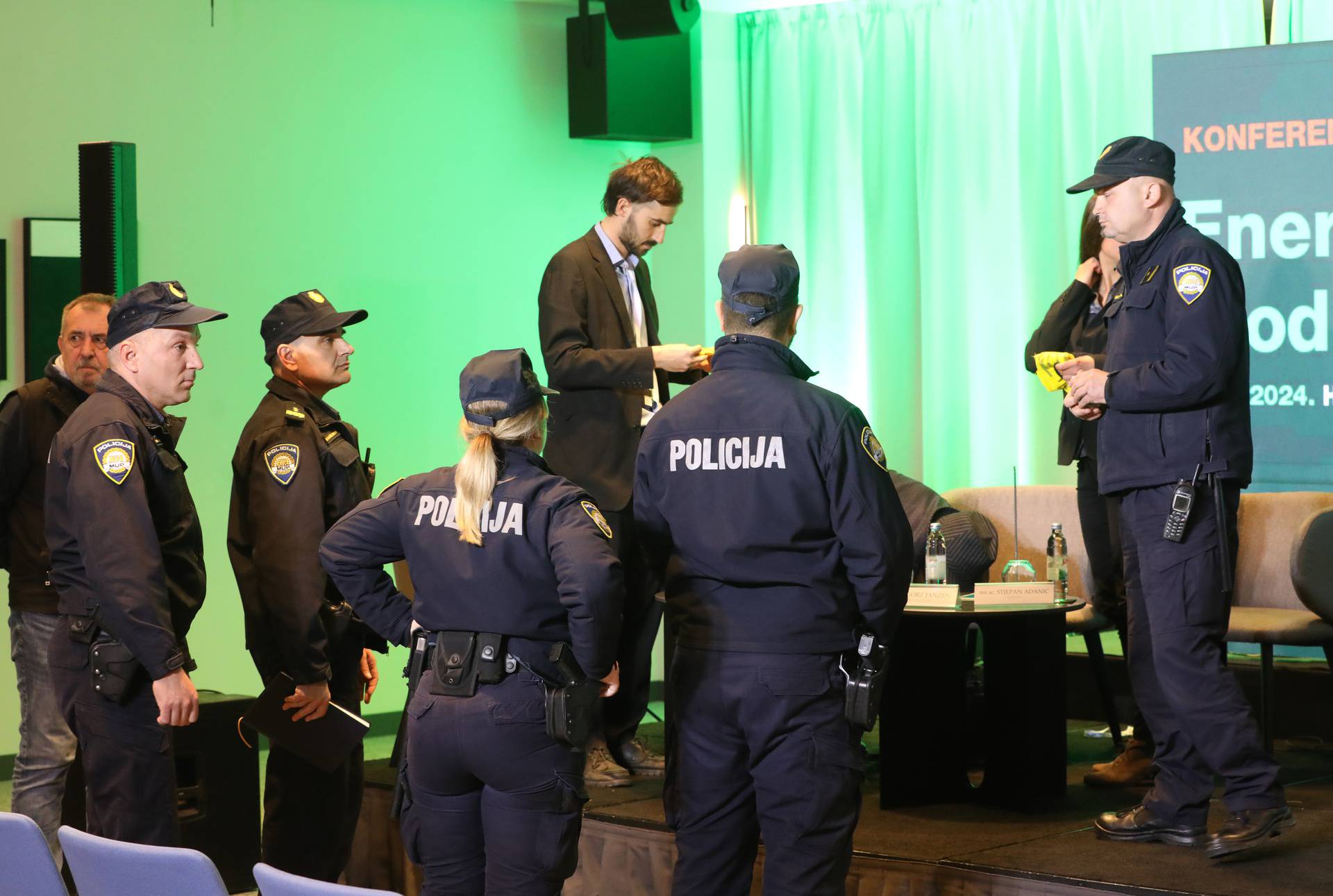 Zagreb: Policija odvela aktiviste koji su prekinuli energetsku konferenciju Poslovnog dnevnika