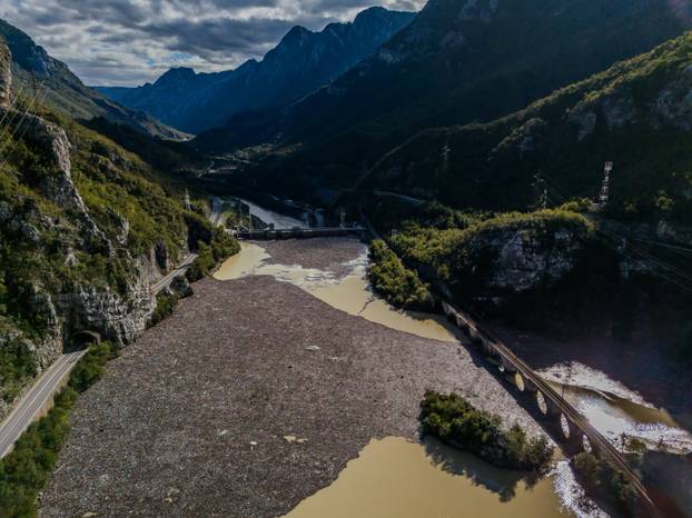 Pogled iz zraka na Neretvu i branu Grabovica gdje se nakupilo smeće nakon poplava