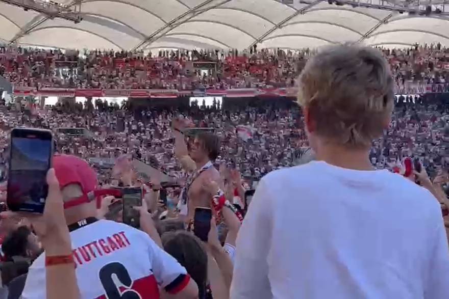 Borna Sosa vodi navijanje navijača Stuttgarta