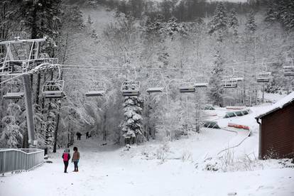 FOTO Platak se zabijelio, snijeg pada i na Sljemenu: Pogledajte kadrove s popularnog skijalište