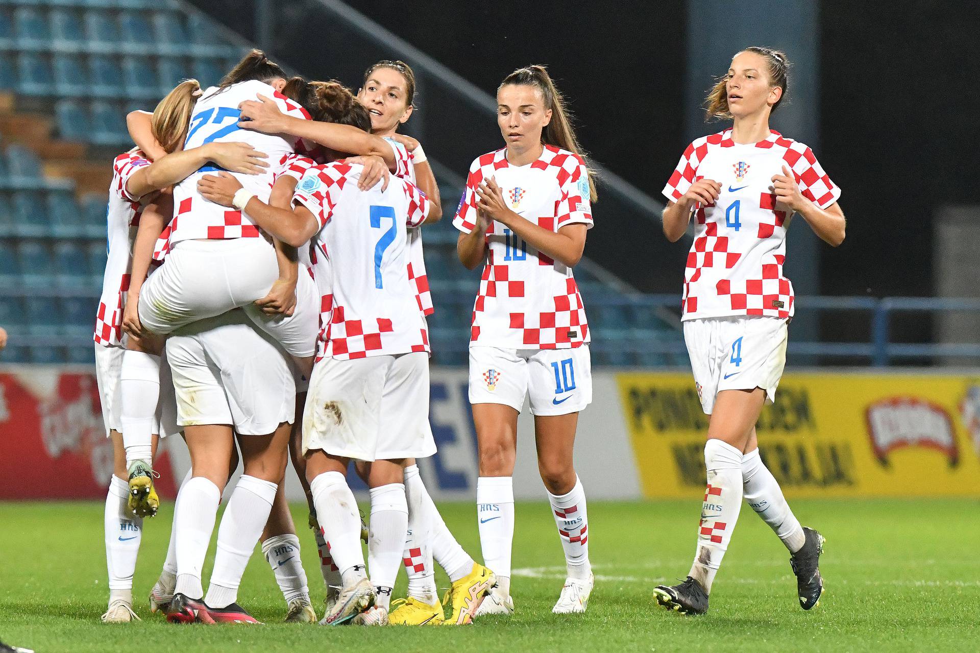 Varaždin: Nogometašice Hrvatske u premijernom izdanju u Ligi nacija svladale Rumunjsku 2:1