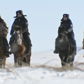 Kineski policajci patroliraju na konjima u dubokom snijegu u Unutarnjoj Mongoliji