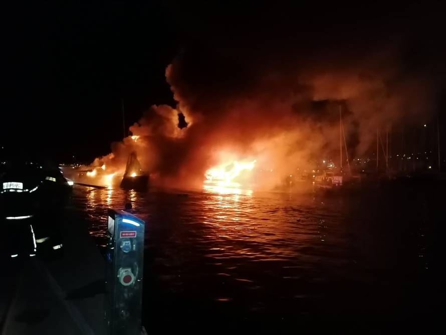UŽIVO IZ MARINE: Jedan brod se zapalio i otplutao. Vatra se proširila na još pet brodova