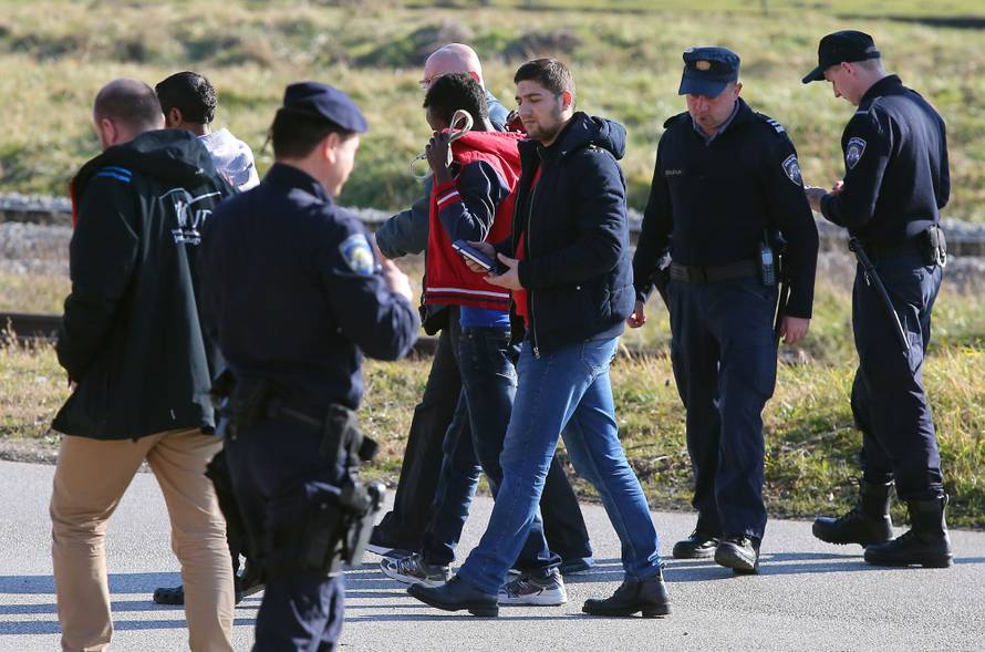Popeo se na stup, prijetio je da će se baciti pa ipak odlučio sići