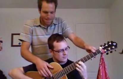 Pogledajte kako to izgleda duo sviran na jednoj gitari