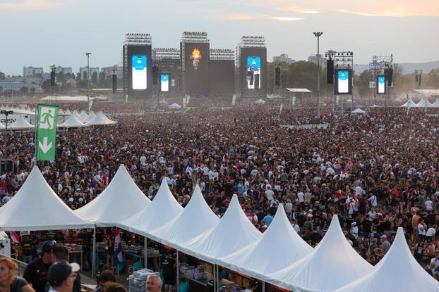 Zagreb: Obožavatelji zauzimaju mjesta unutar Hipodroma uoči početka koncerta