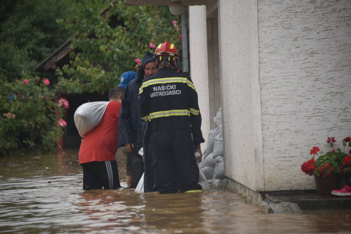 Potop na području Našica, sela i polja pod vodom: 'Starica je dva dana bila zarobljena u kući'