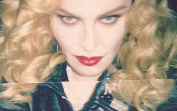 Nakon tretmana lica vilicama, Madonna je pozirala u toplesu