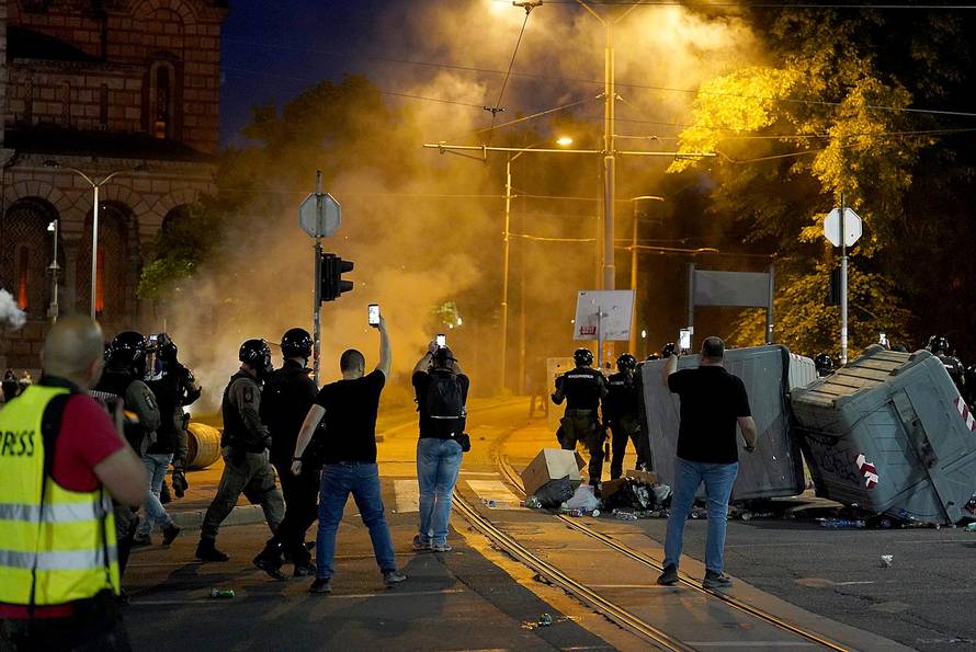 Neredi u Beogradu, sukobili se prosvjednici i policija