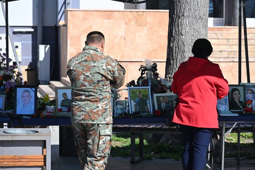 Brojni stanovnici Kočana oplakuju poginule na dan njihova sprovoda