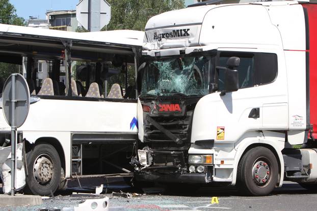 Sudar kamiona i autobusa na kri&zcaron;anju u Karlovcu, ima i ozlije&dstrok;enih