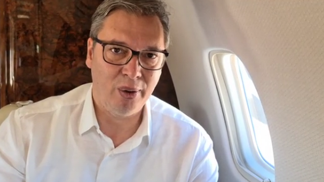 Vučić se obratio iz aviona: Dragi građani, predaja nije bila opcija