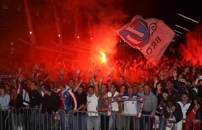 Momčad Hajduka na rivi je dočekalo tisuću navijača...