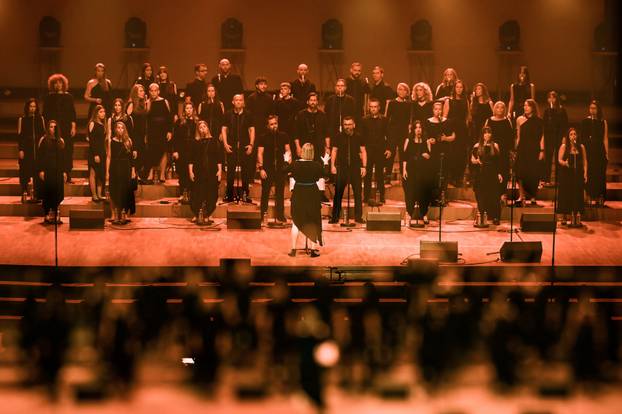 Supruga voditelja Tomislava Jelinčića i zbor Izvor oduševili Lisinski: Od Olivera do gospela