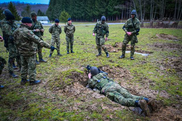 FOTO Vojni kadeti u akciji. Ovo su kadrovi sa zimskih kampova: 'Motivirani su i željni rada...'