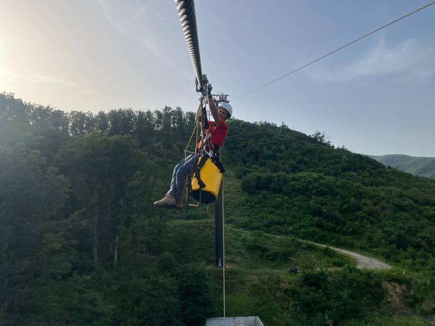 VIDEO Što ako 'zapnete' na žičari na Sljemenu? Nema brige. Pogledajte HGSS-ovce u akciji