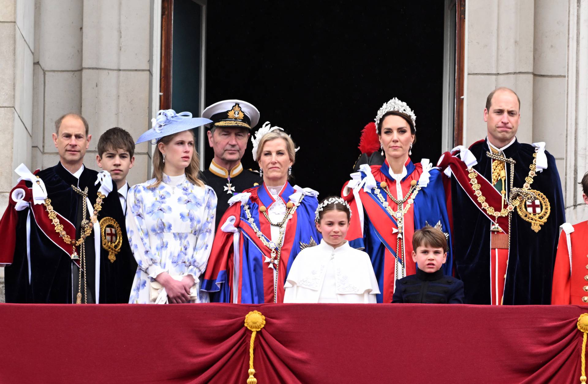 Kralj Charles III I kraljica  Camilla s balkona pala?e pozdravili okupljene