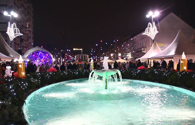 FOTO U Slavonskom Brodu zapaljena 3. adventska svijeća