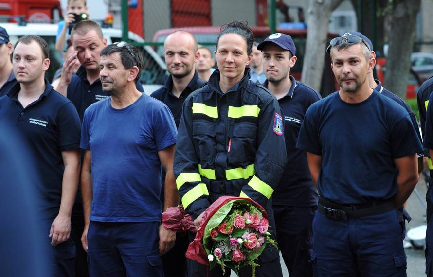 Zagrebački vatrogasci se uz zvukove sirena vratili u Savsku