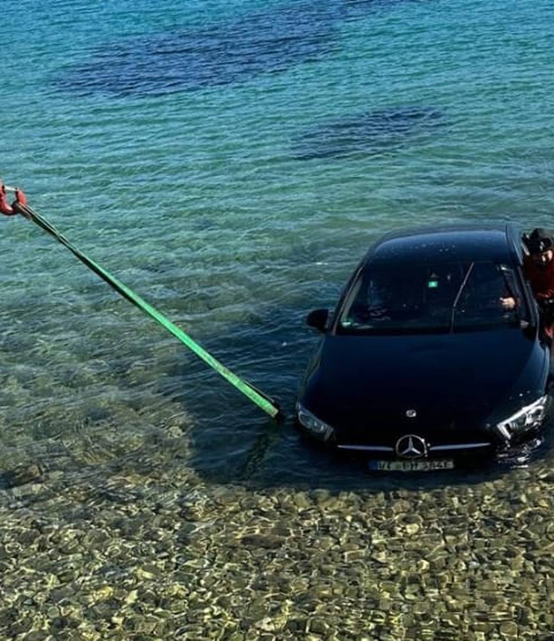 FOTO Divljao na Braču, udario pješaka i pobjegao. Skupocjeni Mercedes pronašli mu u moru