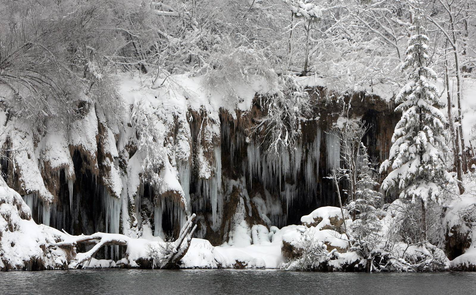 Netaknuta priroda PlitviÄkih jezera okovana snijegom i ledom