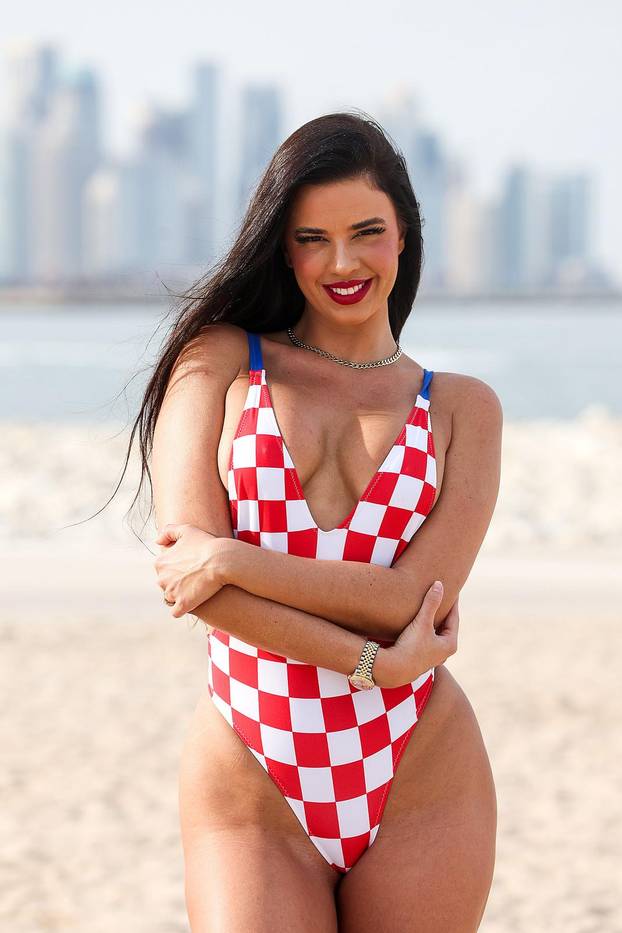 ARHIVA - Ivana Knoll pozirala u kockastom kupaćem kostimu na plaži Ras Abu Aboud