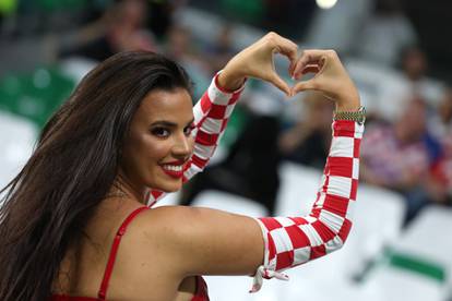 KATAR 2022 - Ivana Knoll u prepoznatljivom izdanju na utakmici Hrvatske i Brazila