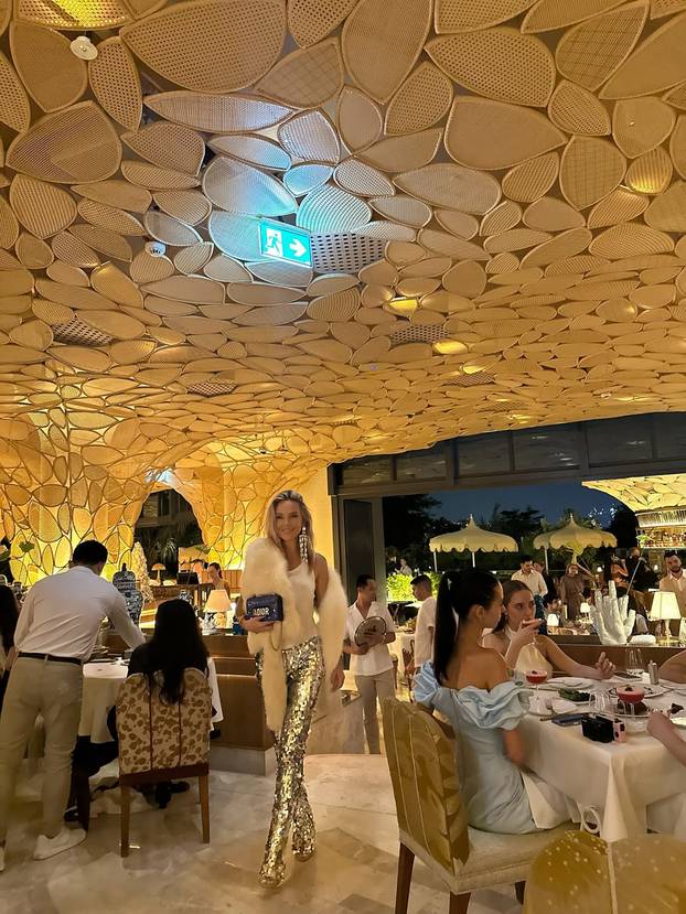 Za njih nema hladnoće i magle! Šime i Maja u badićima pozirali kraj bazena, 'padali' i zagrljaji