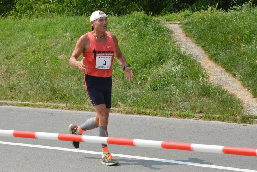 Ultramaraton: Trčali su 12 sati na stazi dugoj dva kilometra...