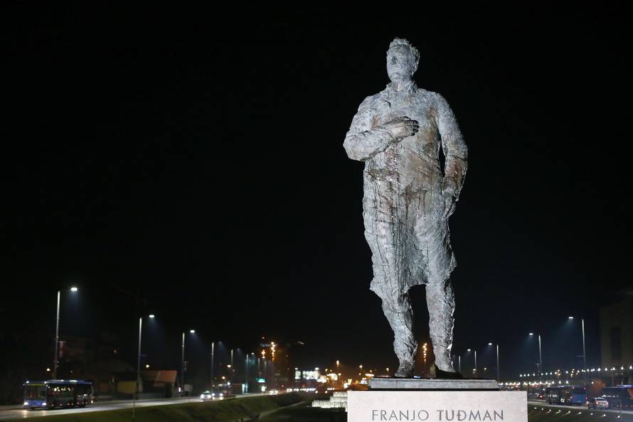 Zagreb: Nepoznati poÄinitelj bacio jaja na spomenik Franji TuÄmanu