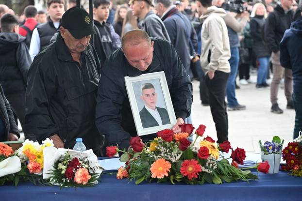 Kočani: Građani odaju počast poginulima u požaru diskoteke