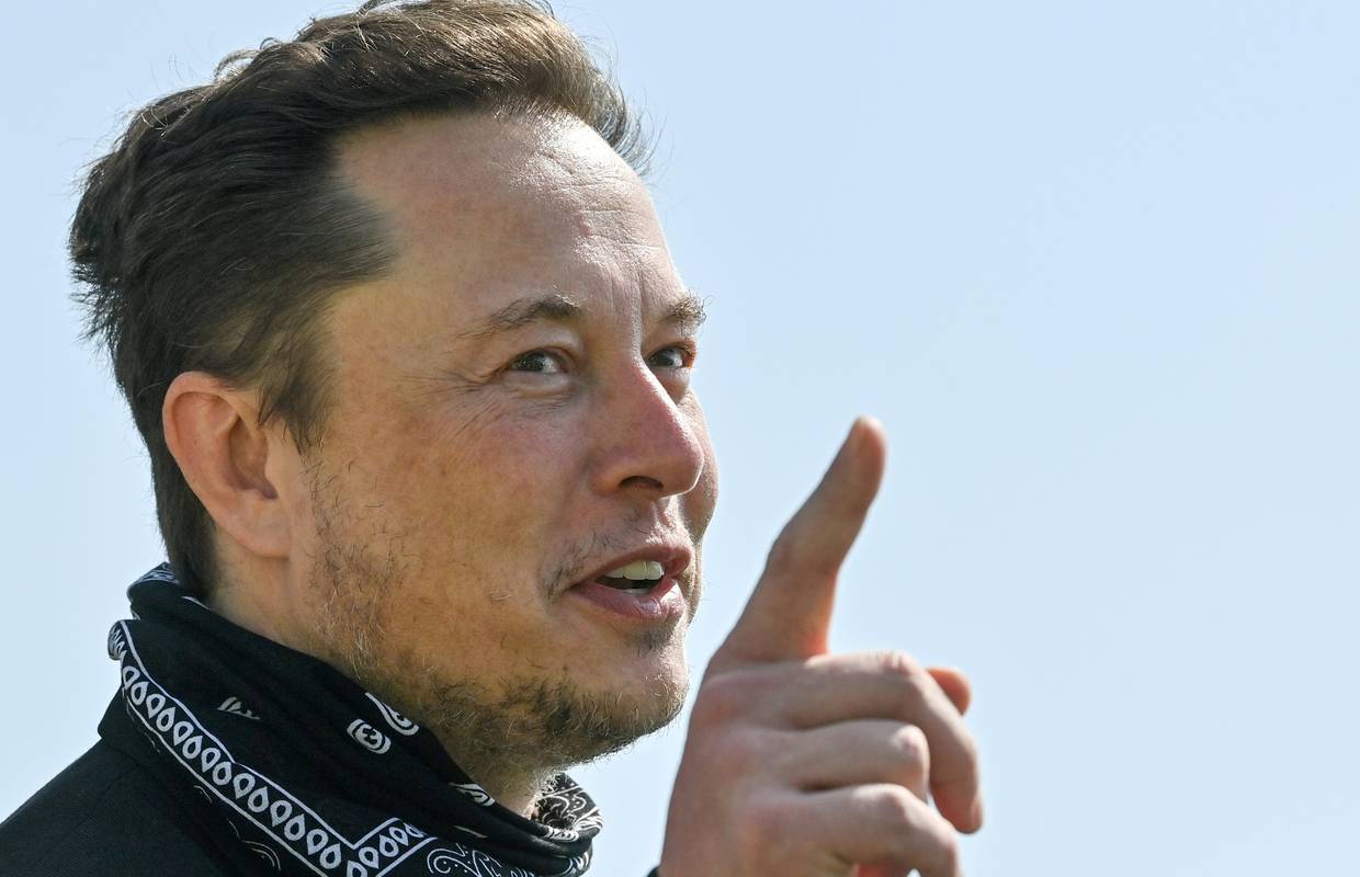 Musk pita pratitelje na Twitteru treba li prodati dionice Tesle