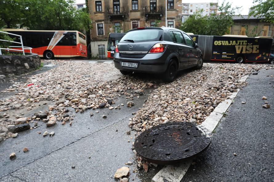 Rijeka: Zemja i kamenje na cesti u Vukovarskoj ulici