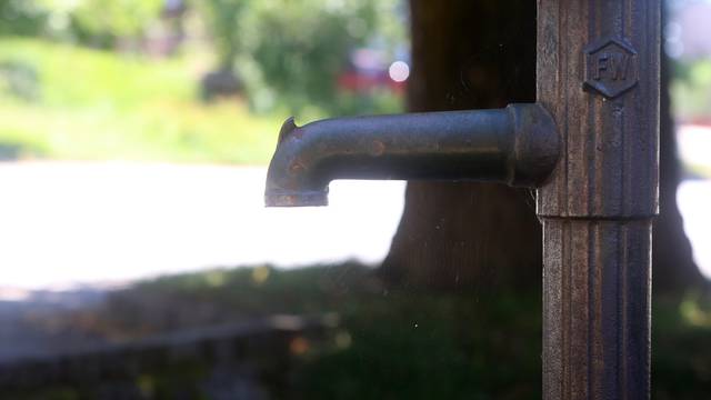 Rakovica: Zbog naglog pada razine vode u vodospremi Lisini, uvedena redukcija vode