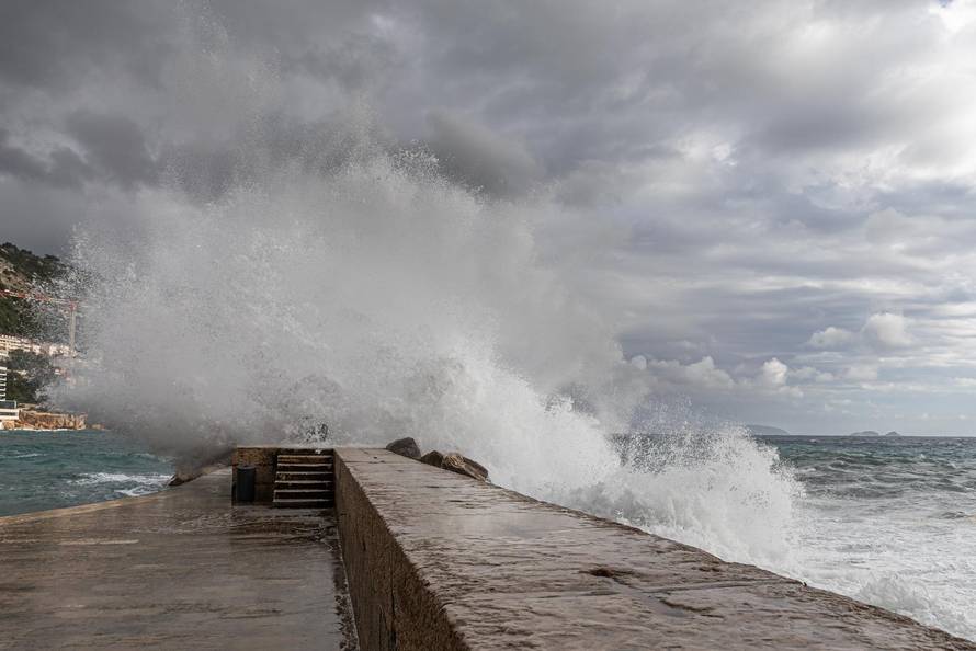 Dubrovnik: Potraga za tijelom muškarca kojeg su povukli valovi je obustavljena