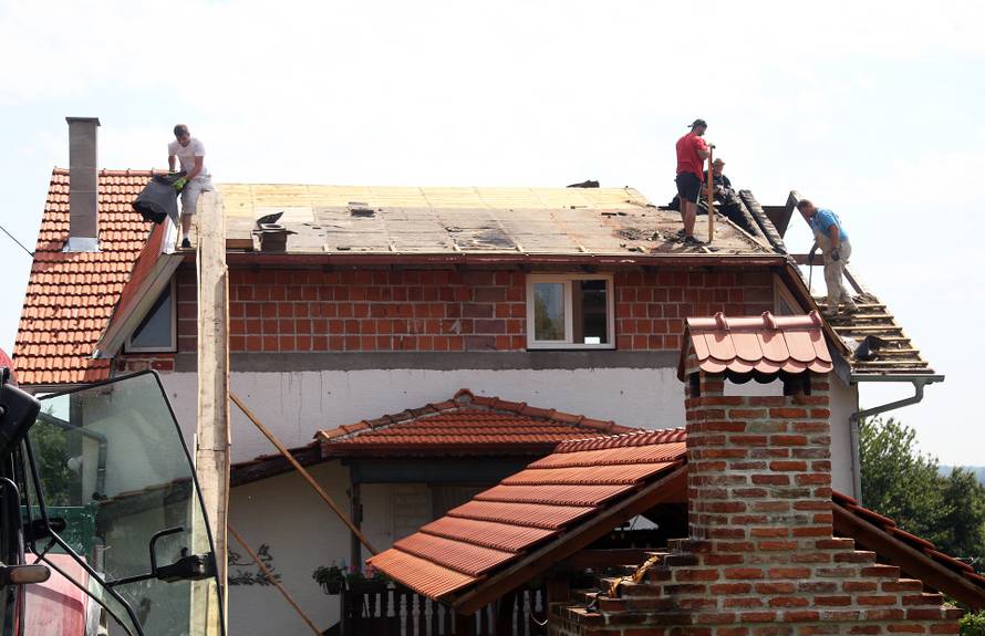 Taman su došli na more, a grom im je u Zagorju spalio kuću - selo se ujedinilo da im pomogne