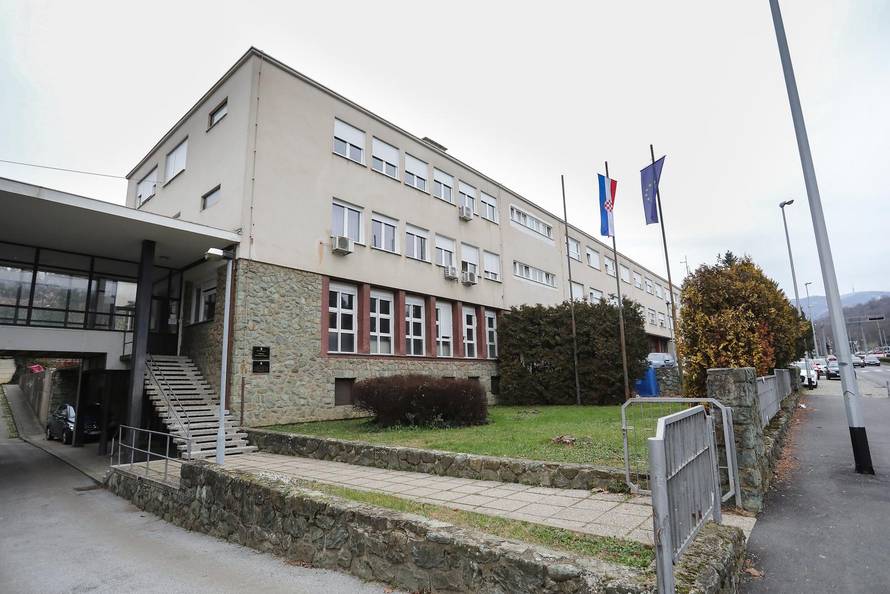 Zagreb: Crveni Mitsubishi Eclipse Cross