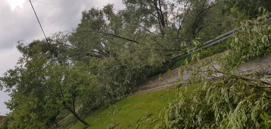 Oluja u Hrvatskoj čupala stabla i poplavila ulice, bilo je i tuče...