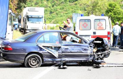 Vozač (57) je udario Opelom u kombi pa u zid i ozlijedio se