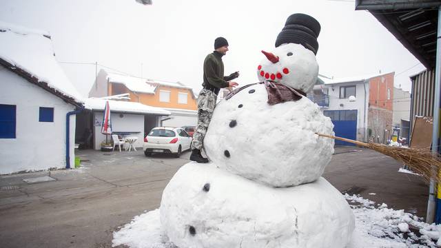 Osijek: Nasmijani divovski snjegoviÄ - veÄeg u Hrvatskoj zasada nema