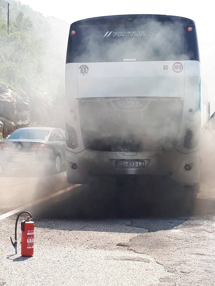 Autobus je dimio poput starog Wartburga, putnici pobjegli van