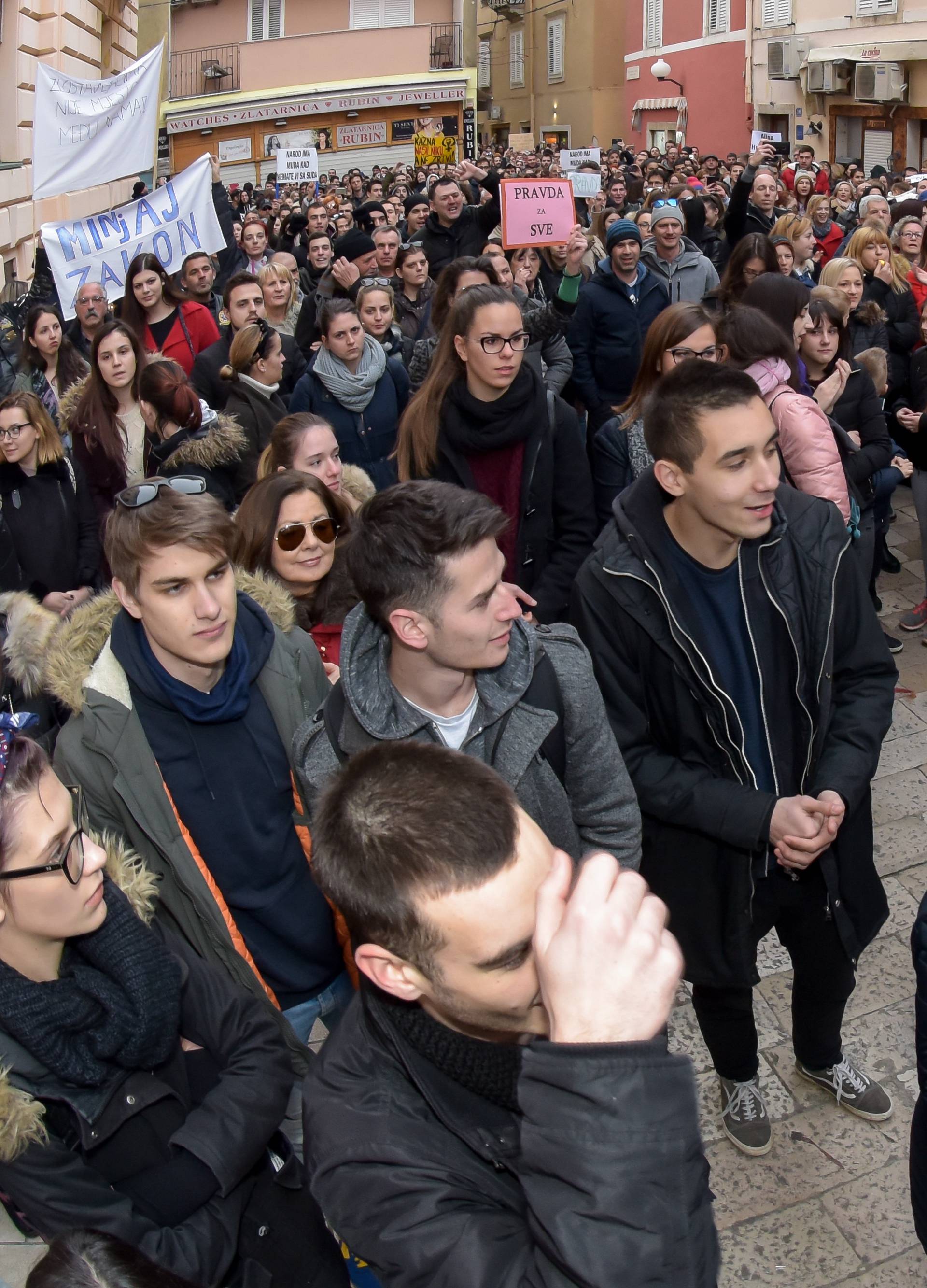 Zadar: Prosvjed graÄana protiv puÅ¡tanja Darka KovaÄeviÄa na slobodu