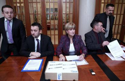 Tomašić predaje peticiju protiv ćirilice, skupili su 4343 potpisa