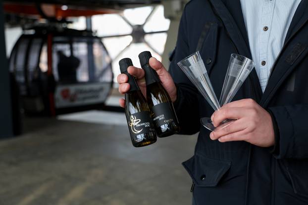 ZET je pripremio nezaboravno Valentinovo: Romantična vožnja žičarom za dvoje uz spektakularni pogled i šampanjac