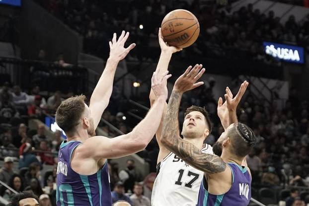 NBA: Charlotte Hornets at San Antonio Spurs