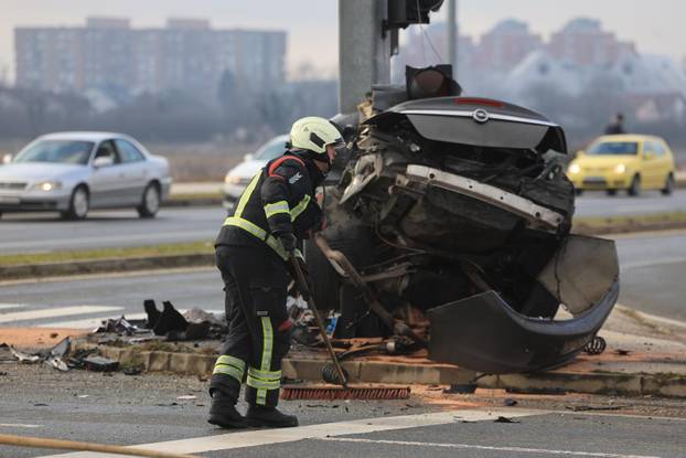 Velika Gorica: Automobilom sletio s ceste pa udario u stup