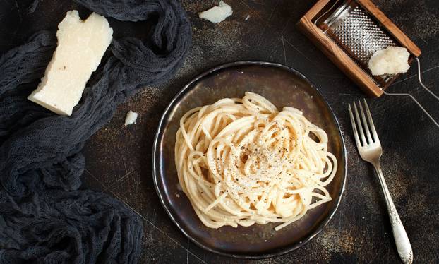 Cacio e pepe, italian cheese and pepper pasta